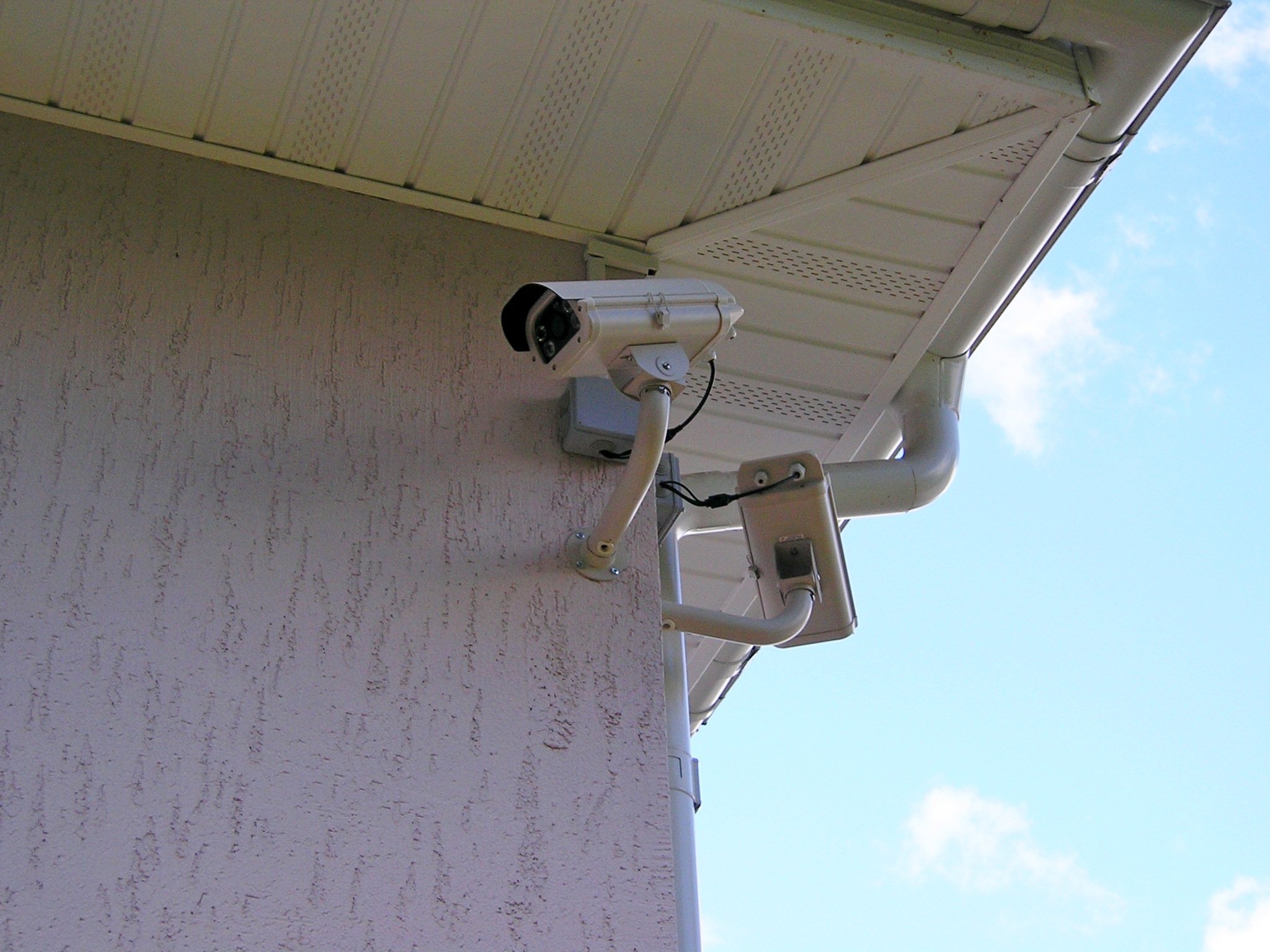 Установка проводных HD камер KDM-9103S на фасаде загородного дома 