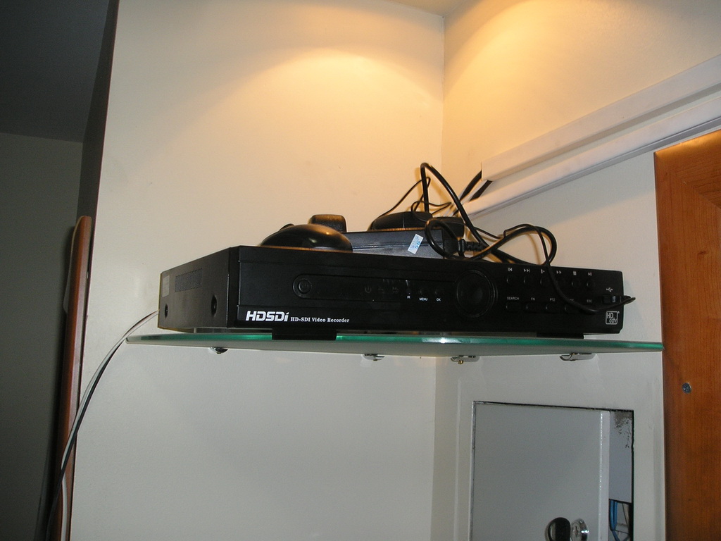 В коридоре квартиры на стеклянную полочку устанавливаем гибридный видеорегистратор Sky-6504E