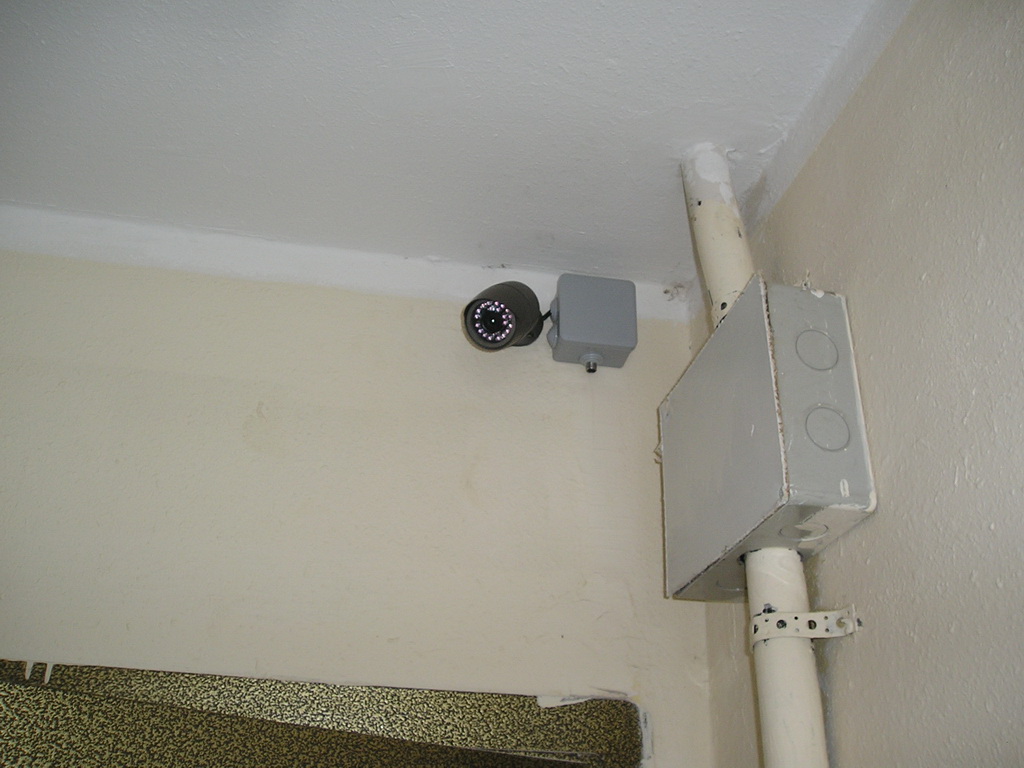 Одну камеру KDM-9110S устанавливаем под потолком лифтового тамбура